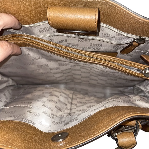Micheal Kors tan bag - Picture 4 of 4